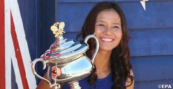 Li Na of China poses with her Australian Open trophy