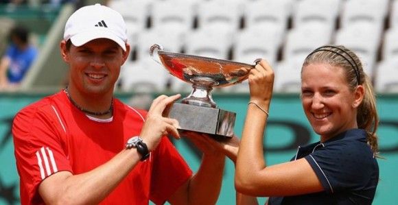 Bob_Bryan_and_Victoria_Azarenka_French_Open_Trophy