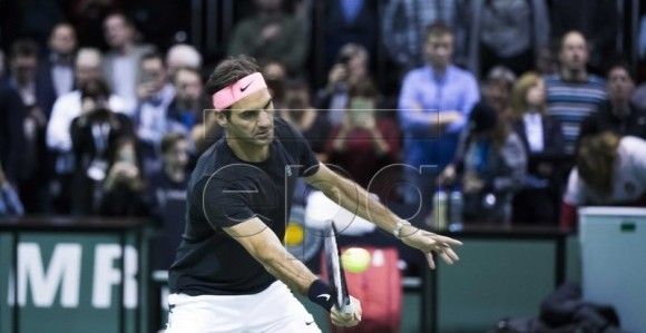 Federer trains on first day of ABN AMRO World Tennis Tournament