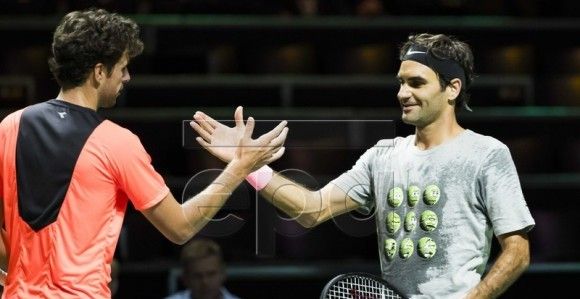 Federer trains on first day of ABN AMRO World Tennis Tournament